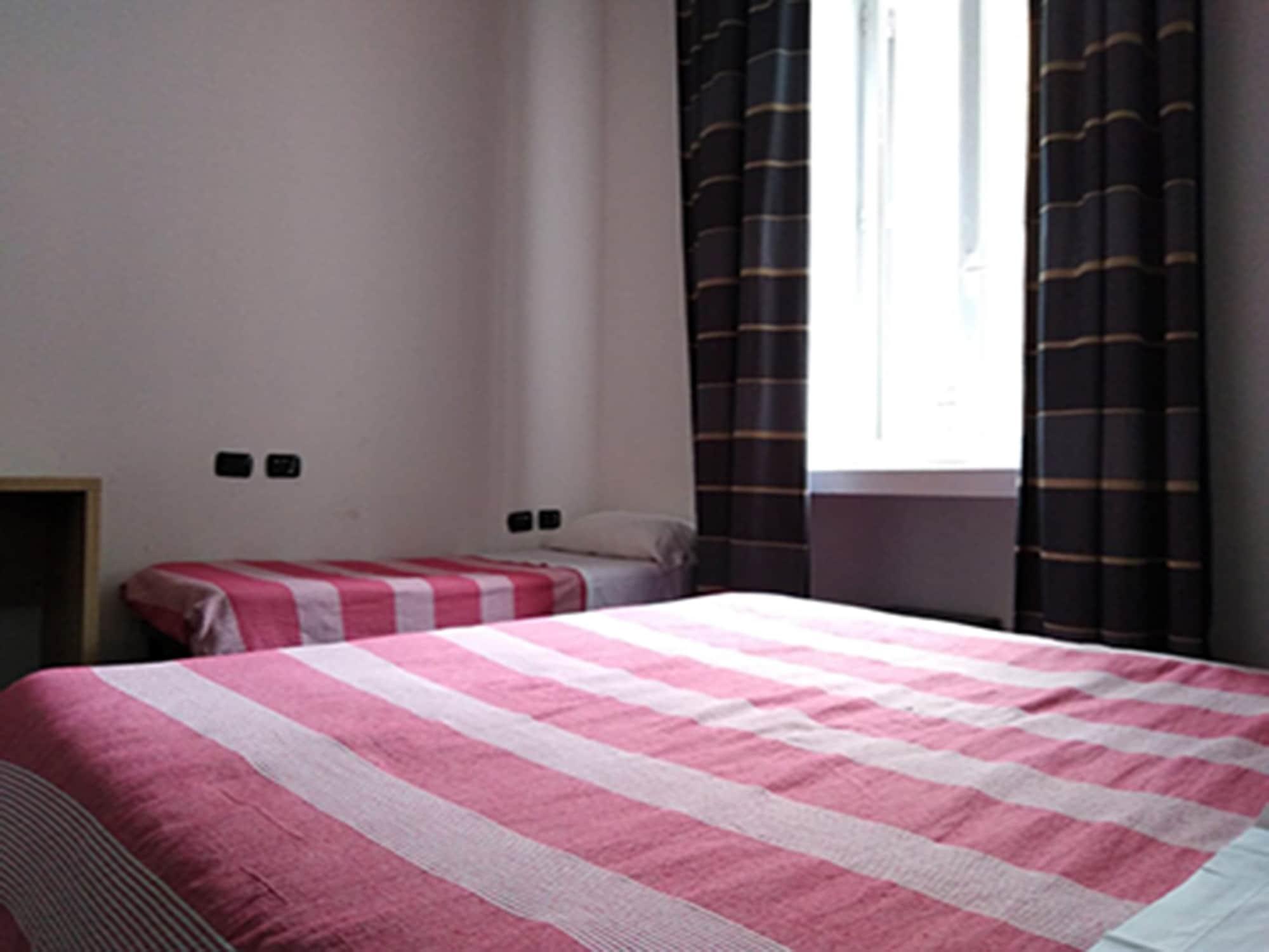 M&J Place Hostel Рим Екстер'єр фото