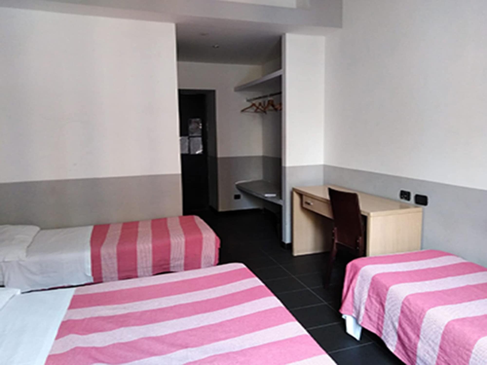 M&J Place Hostel Рим Екстер'єр фото
