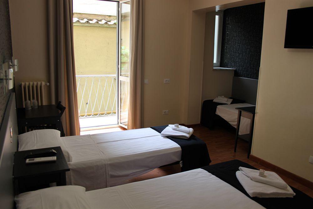 M&J Place Hostel Рим Екстер'єр фото
