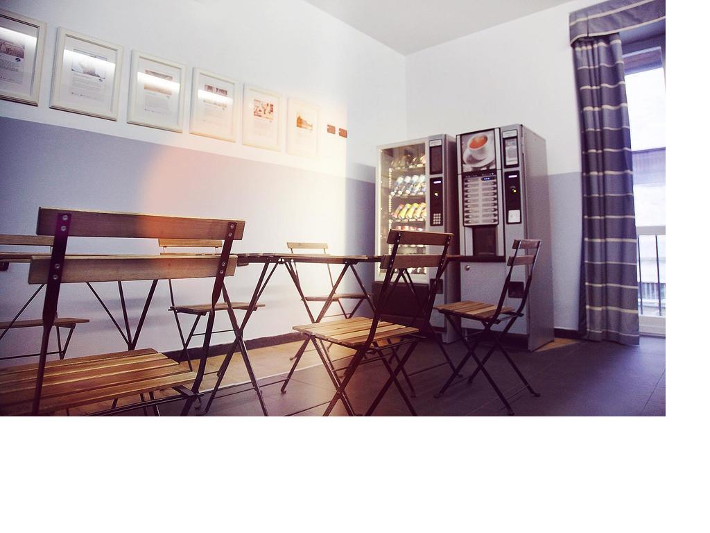 M&J Place Hostel Рим Екстер'єр фото