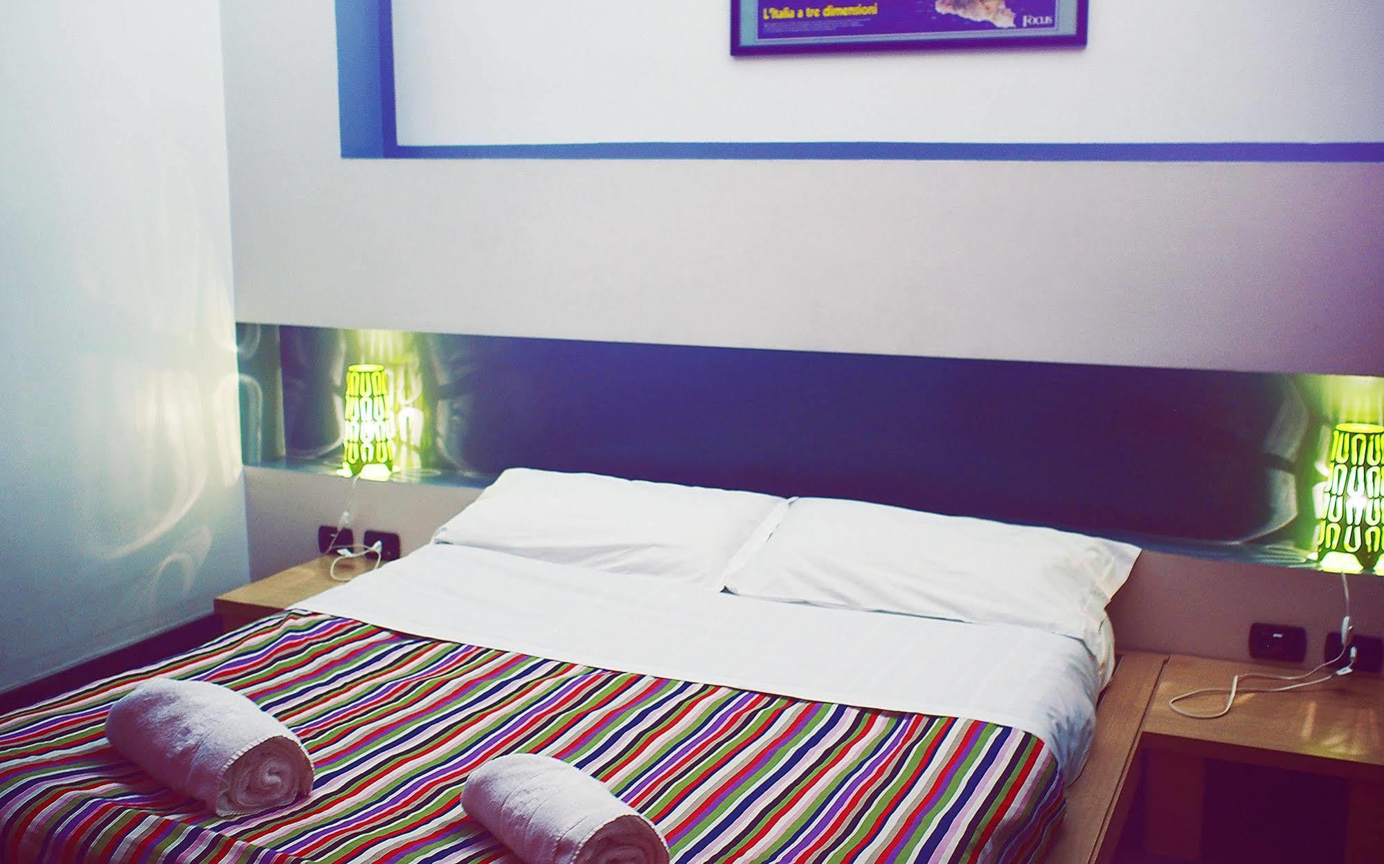M&J Place Hostel Рим Екстер'єр фото